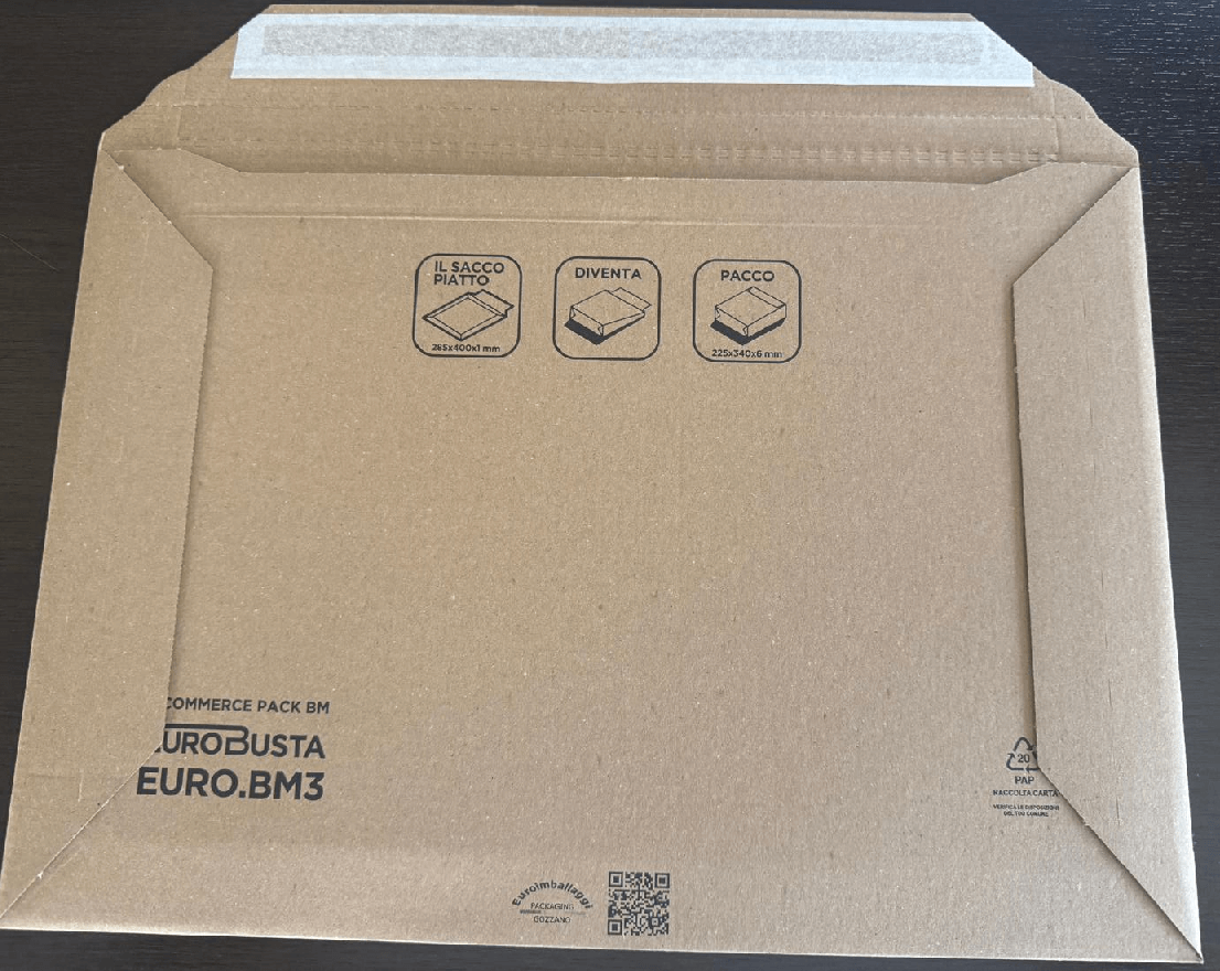 Busta in cartone con chiusura adesiva